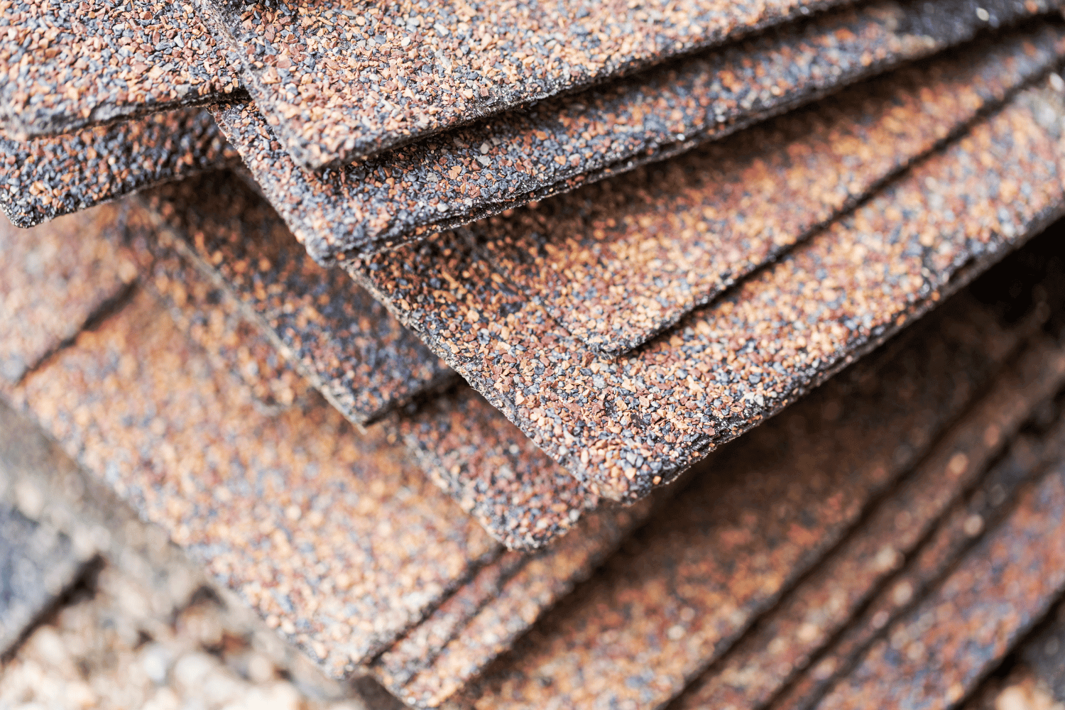 An illustration showing different types of asphalt shingles including architectural shingles and laminated shingles. 