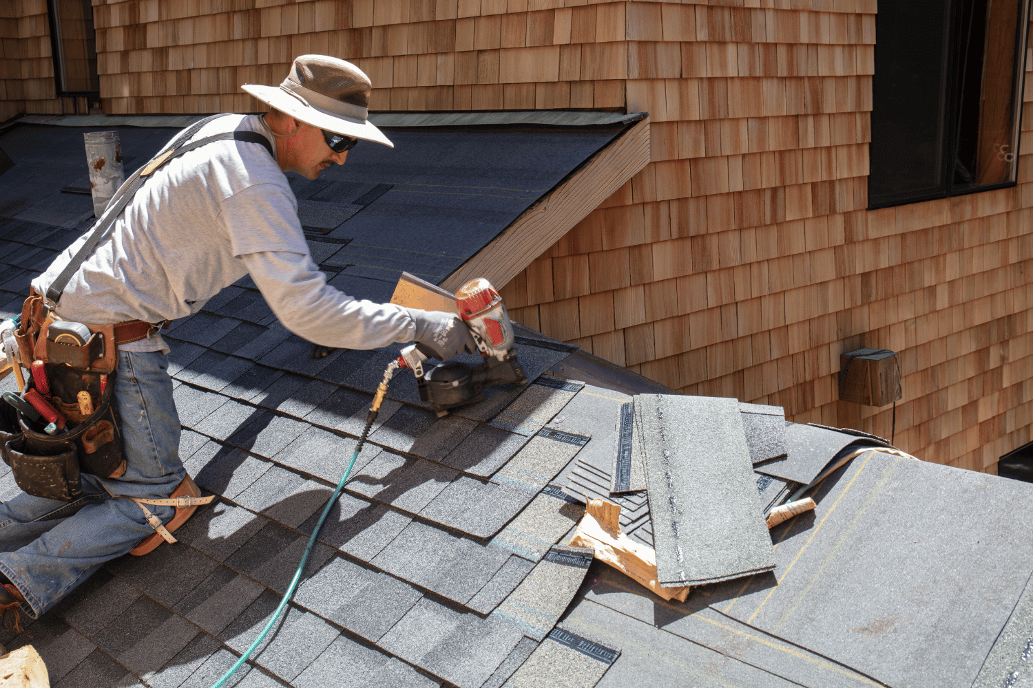 Summer roof installation advantages and challenges. 