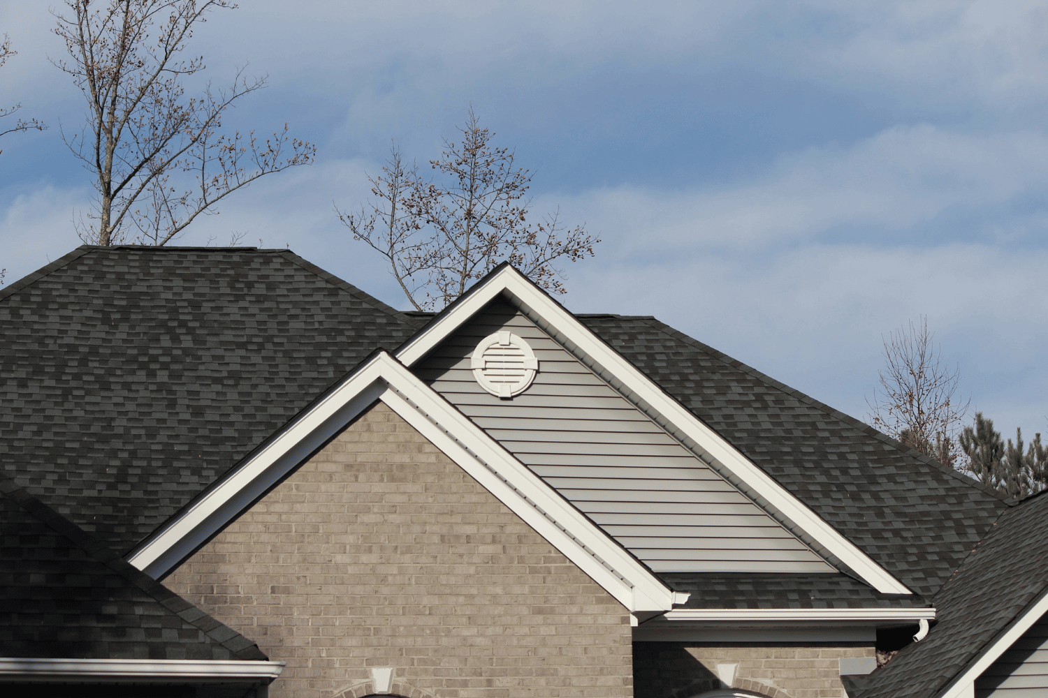 An illustration showing the proper roof shingle overlap technique.